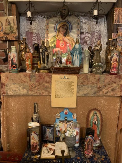 Astral Temple, Christian Magic, Shrine Inspiration, Christian Witchcraft, Folk Catholicism, Vintage Christmas Diy, Catholic Relics, Pagan Magick, Shrines Art