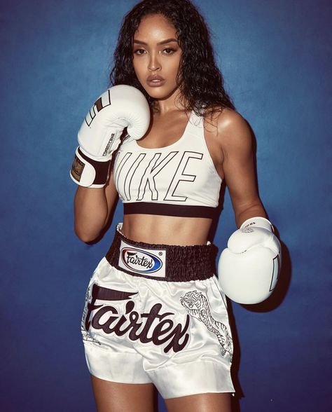 Female Boxing Photography, Female Boxer Outfit, Boxing Uniform Women, Female Boxing Outfit, Boxer Photoshoot, Female Boxer Aesthetic, Boxing Outfit For Women, Boxing Photoshoot, Boxing Pose