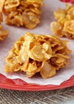 Use cornflakes and creamy caramels to make this Soft and Chewy Caramel Clusters Recipe. You definitely can't eat just one of these! #CaramelClusters #SweetDesserts Cornflake Clusters, Cornflake Candy, Cornflake Recipes, Caramel Clusters, Clusters Recipe, Flake Recipes, Chewy Caramel, International Desserts, Apple Pie Bites