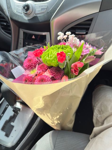 Receiving Flowers From Boyfriend, Flowers From Boyfriend, Couples Flowers, Aesthetic Anniversary, Car Couple, Tiktok Pretty, Pretty Bouquet, Teenage Couples, Flowers Love