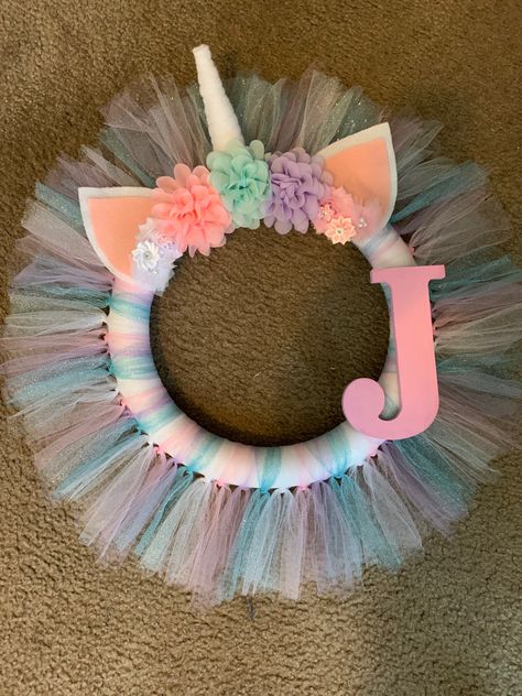 Diy Unicorn Wall Decor, Unicorn Decorations Diy, Unicorn Wreath Diy, Diy Unicorn Decorations, Unicorn Crafts Diy, Mystical Room, Unicorn Bedroom Ideas, Kids Wreath, Grave Arrangements