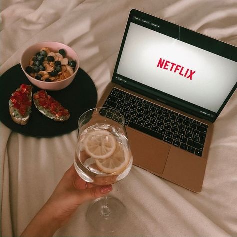 Girl Watching Netflix Aesthetic, Netflix Aesthetic, Ipad Hacks, Medical School Inspiration, Chill Photos, Best Horrors, Luxe Life, Mood Board Inspiration, Watching Movies