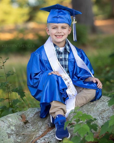 Kindergarden Graduation Photoshoot Ideas, Kindergarten Graduation Photos, Kindergarten Photography, Kindergarten Cap And Gown, Kindergarten Graduation Pictures, Kindergarden Graduation, Elementary Graduation, Pics Poses, Boy Graduation