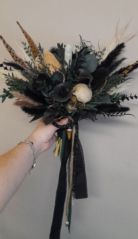 Non Flower Wedding Bouquets, Pine Needle Bouquet, Droopy Bouquet Wedding, Fall Dried Flower Bouquet, Gothic Western Wedding, Moody Bouquet, Unique Bridal Bouquets, Dark Wedding Theme, Feather Bouquet