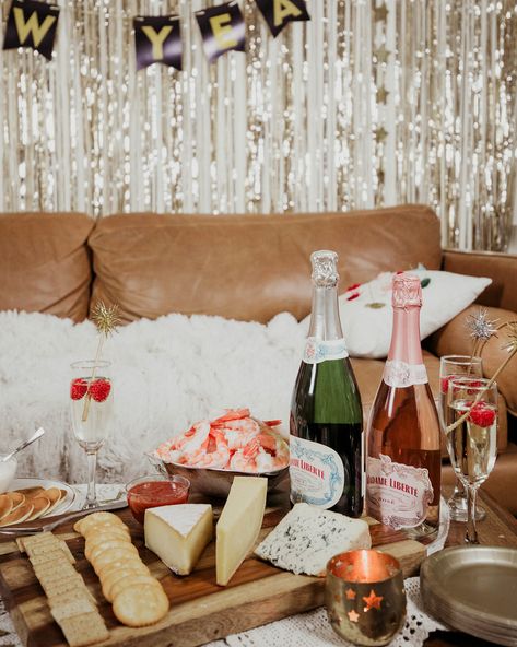 Thinking about planning a party for New Year's Eve? Then you need to check out this post! The best tips for throwing your most fun party- decorating, choosing a theme, planning a food menu, decorating, and more!     Table, party, decorations, NYE, New Year's, fun, fantastic, celebration, soiree, easy, festive, happy Comfy Cozy Party Theme, New Years Eve Bachelorette Party, New Year’s Eve House Party, Hygge Dinner, New Years Eve At Home, Table Party Decorations, Food Planning, 70s Disco Party, Dorm Style