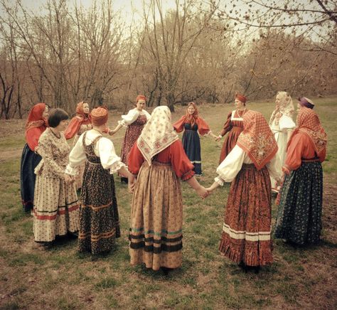 Traditional Russian sarafan costume People In Space, Europe Culture, Slavic Paganism, Autumn Witch, Slavic Folklore, Witch Core, Cottagecore Clothes, Russian Culture, Folk Dresses