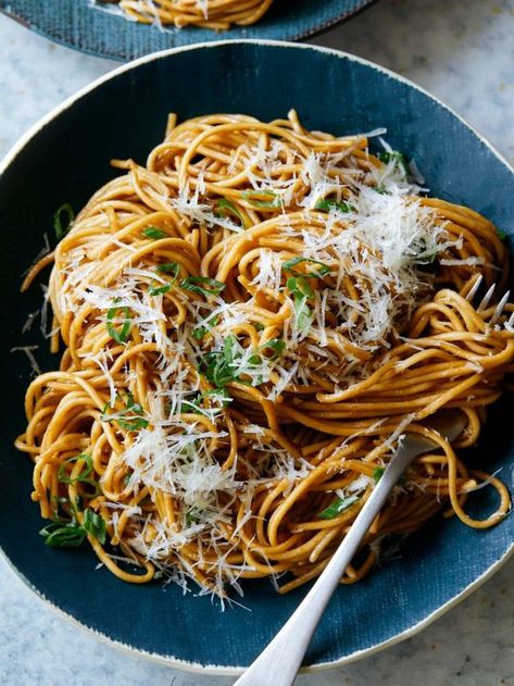 Garlic Noodles | spoon fork bacon | Bloglovin’ Garlic Noodles Recipe, Spoon Fork Bacon, Homemade Ravioli, Curry Noodles, Garlic Noodles, Asian Noodles, Noodles Recipe, Asian Inspired Recipes, Pasta Noodles