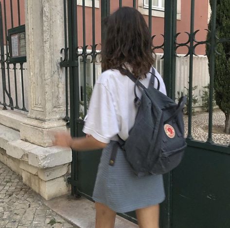 College Backpack Women, Levi Jeans Outfit, Best Backpacks For College, Fjallraven Women, Uni Bag, Backpack Fjallraven, Fjällräven Kånken, Ballet Bag, Aesthetic Backpack