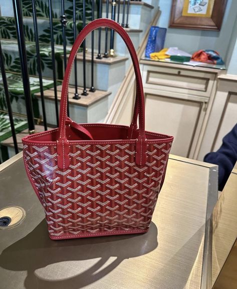 Red Goyard, Luxury Tote Bags, Inside My Bag, Luxury Bags Collection, Goyard Bag, Girly Bags, Luxury Purses, Fancy Bags, Beauty Accessories