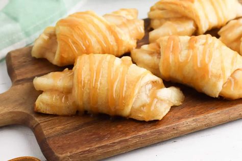 Apple pie crescent rolls have all the flavor of a classic apple pie in one easy 3-ingredient Fall dessert. Apple Pie Crescent Rolls, Apple Pie Crescents, Mini Apple Pie Recipe, Easy Thanksgiving Dessert Recipes, Rolls Easy, Canned Apple Pie Filling, Apple Pie Bites, Classic Apple Pie, Apple Dump Cakes