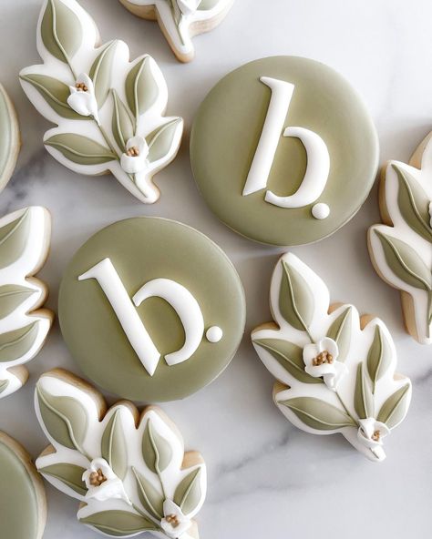 La Lune Baking Co. on Instagram: “Obsessed with these little floral buds. Cutter: @charlson_cookieco . . . . . #customcookies #decoratedcookies #royalicingcookies…” Cookie Corner, Leaf Cookies, Holiday Cookies Christmas, Rustic Elegant Wedding, Valentines Day Cookies, Cake Business, Flower Cookies, Holiday Cakes, Wedding Cookies