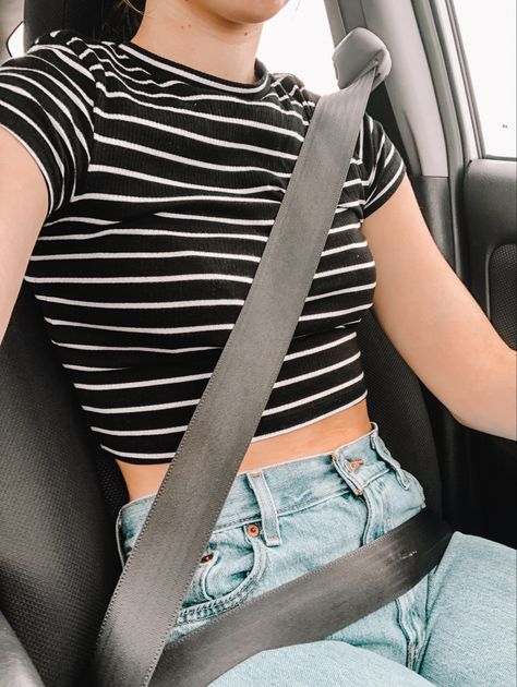 Stripped crop top shirt and light denim mom jeans outfit. Thrifted. Stripped Crop Tops, Denim Mom Jeans Outfit, Striped Crop Top Outfit, Stripe Crop Top Outfit, Striped Tank Top Outfit, Blue Striped Shirt Outfit, Striped Top Outfit, Baby Tee Outfit, Stripped Tshirt