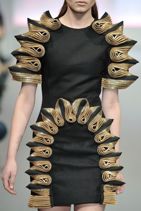 Black Gold Dress, Architectural Fashion, Structural Fashion, Extreme Fashion, Origami Fashion, Sculptural Fashion, Gold And Black Dress, Runway Details, 3d Fashion