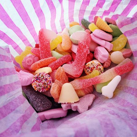 Pic n mix sweets Ariel Cake, Tooth Cake, Retro Sweets, Cute Date Ideas, Sweet Pic, Hen Do, Chocolate Factory, Candy Shop, Peach Rings