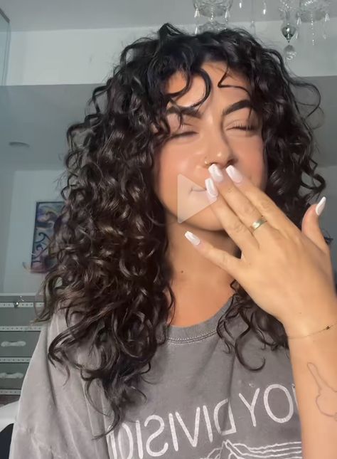 Medium Curly Hair Aesthetic, Butterfly Haircut In Curly Hair, Long Layers Curly Hair Face Framing, Light Bangs Curly Hair, Curly 3a Haircut, Curly Haircut Medium Length, Money Pieces Curly Hair, Wolf Cut Long Curly Hair, Curly Shag Long