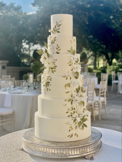 Wedding Cake With White Flowers And Greenery, Wedding Cake Light Green, White And Green Cake Wedding, Wedding Cakes With Green, Wedding Cake 5 Tier Elegant, Wedding Cakes Garden Theme, Secret Garden Wedding Cake, Simple Wedding Cake Green, Plant Wedding Cake