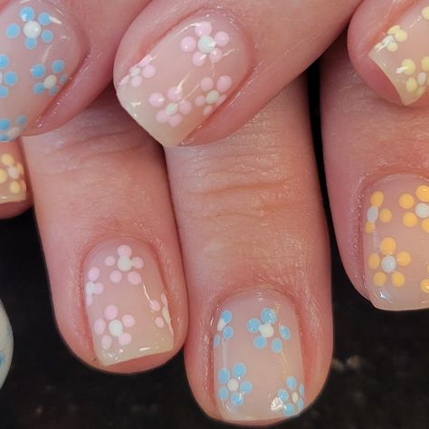 Adorable flower nail art!! @toninailedit_brushednailsalon #nailsnailsnails #nailart Clear Nails Flowers, Dotted Flower Nails, Easy Dot Nail Art, Nails For 10 Year Girl, Flower Dot Nails, Dot Flower Nails, Dot Flower Nail Art, Dotted Nail Art, Nails Dots