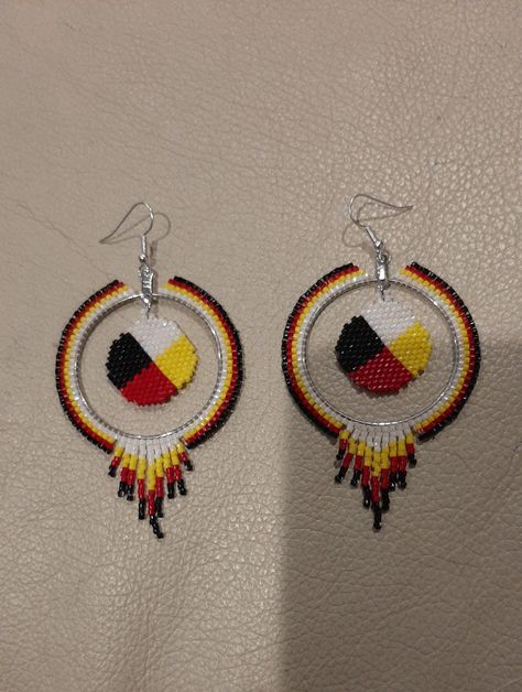 Medicine Wheel Earrings, Native American Beadwork Earrings, Beading Art, Native Earrings, Native American Beadwork Patterns, Native Beading, Seed Bead Jewelry Patterns, Beaded Jewelry Earrings, Native Beading Patterns