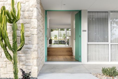 10 ways to get modern Palm Springs style | Oswald Homes Palm Springs House Exterior, Palm Springs Style Interior, Palm Springs Interior Design, Palm Springs Design, Palm Springs Interior, Spring Interiors, Stone Chimney, Palm Springs Style, Storey Homes