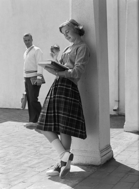 Love the shoes, headband, skirt... even the apple she's eating fits in the scene! Perfect outfit for spring/fall 1950s Aesthetic, 1950s Girl, 50s Aesthetic, Skirt School, Mode Retro, Vintage Fashion 1950s, Saddle Shoes, Retro Pin Up, Fashion 1950s