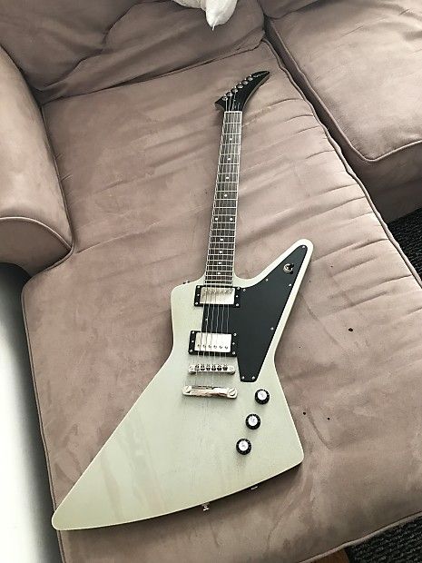 Epiphone Explorer Pro TV Silver Epiphone Explorer, Epiphone Hummingbird Guitar, Epiphone Wilshire, Epiphone Sheraton Ii, Explorer Bass Guitar, Electric Guitar, Music Instruments, Guitar, Silver