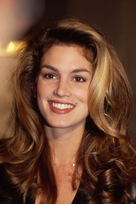 1990s Makeup, Models 90s, 90s Supermodels, Elizabeth Hurley, 90s Hairstyles, Farrah Fawcett, Raquel Welch, Italian Women, Cindy Crawford