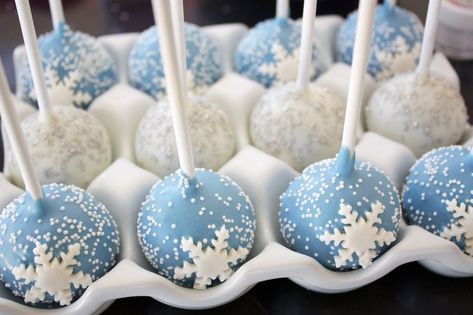 Frozen Cakepops Ideas, Frozen Cake Table Ideas, Disney Frozen Cake Pops, Cake Pops Winter Wonderland, Frozen Birthday Cake Pops, Winter Wonderland Cakepops, Winter Cake Pop Ideas, Winter Themed Cake Pops, Frozen Theme Cake Pops