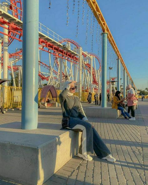 Aesthetic Outfits Modest, Amusement Park Outfit, Park Aesthetic, Outfit Modest, Muslimah Outfit, Park Pictures, Poses Instagram, Parc D'attraction, Selfie Poses Instagram