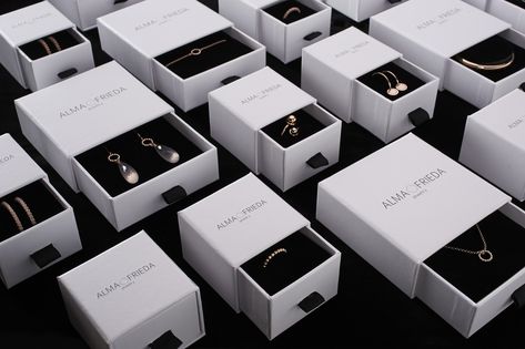 White Jewelry Packaging, Black And White Jewelry Packaging, Black And White Product Packaging, White Parties, Navy Blue Jewelry, Black White Parties, Black White Design, Jewelry Packaging Box, Jewellery Packaging