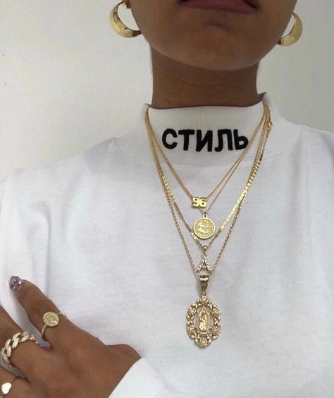 Gold Aesthetic, Coin Pendant Necklace, Diy Schmuck, Soft Grunge, Chris Brown, Delicate Necklace, Gold Hoop Earrings, Accessories Jewelry, Cute Jewelry