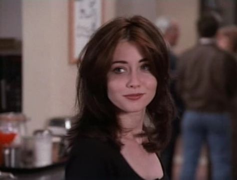 Beverly Hills 90210 Pretty Haircuts For Straight Hair, 90s Haircuts Brown Hair, Brenda Walsh Hair, 90s Hair Brunette, Shannon Doherty 90s, 90s Hair Aesthetic, Short Hair Dark Blonde, Beverly Hills 90210 Brenda, Short Hair Inspo Layers