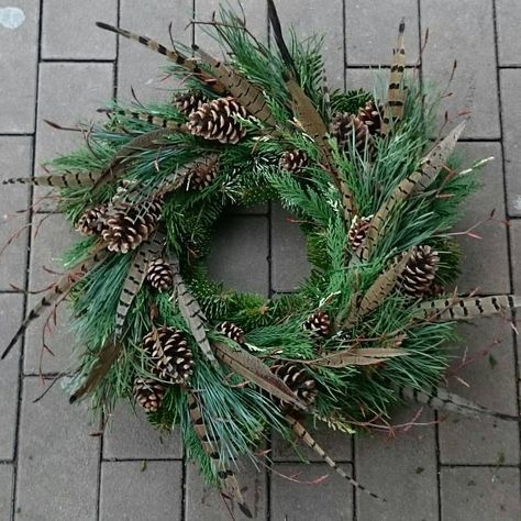 Another cool feather wreath idea, here pheasant feathers combined with pine cones and evergreens Diy Christmas Wreath, Feather Wreath, Wreaths Christmas, Evergreen Wreath, Deco Nature, Autumn Ideas, Farm Crafts, Christmas Decorations Wreaths, Flower Company