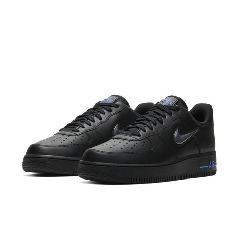 The Nike Air Force 1 Jewel re-imagines the classic with leather in the upper and a jewel-inspired Swoosh design. The same lightweight cushioning you've come to know and love from the AF-1 makes a comeback in this minimalist update. Benefits:An encapsulated Air-Sole unit delivers lightweight cushioning with a springy feel.The classic AF-1 rubber outsole gives you durable traction. Nike Air Force 1 Jewel Men's Shoe - Black Air Force 1 Noir, Af 1, Jeweled Shoes, Mens Shoes Black, Men's Shoe, Shoe Black, Un Logo, Nike Air Force 1, Air Force 1