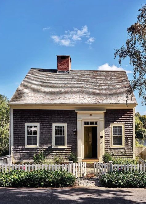 Cape House Exterior, Hygge House, Cape Cod House Exterior, New England Cottage, Nantucket Cottage, Saltbox Houses, Small Cottage Homes, Cabin Exterior, Cottage Exterior