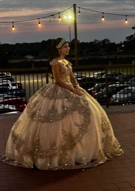 Damas And Chambelanes Outfits, Quince Surprise Dance Outfits, Quince Court, Chambelanes Outfits, Surprise Dance Outfits, Quinceanera Dances, Gold Quince, Surprise Dance, Prom Wedding