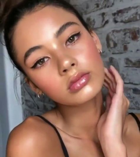 eyeliner for hooded eyes? Dewy Makeup Eyeliner, Glowy Makeup Hooded Eyes, Glam Make Up For Hooded Eyes, Natural Beauty Aesthetic Outfit, Cute Glowy Makeup, Natural Snatched Makeup, Asian Glowy Makeup, Non Hooded Eye Makeup, Gold Eye Makeup Asian