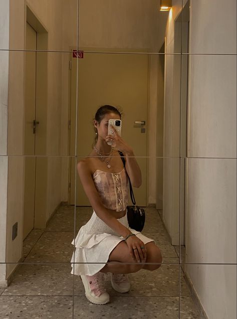 Pose for photos in mirror, selfie in mirror Floor Mirror Selfie, In Mirror Selfie, Selfie In Mirror, Mirror Poses, Draw Reference, Full Mirror, Mirror Selfie Poses, Pic Pose, Mirror Photo