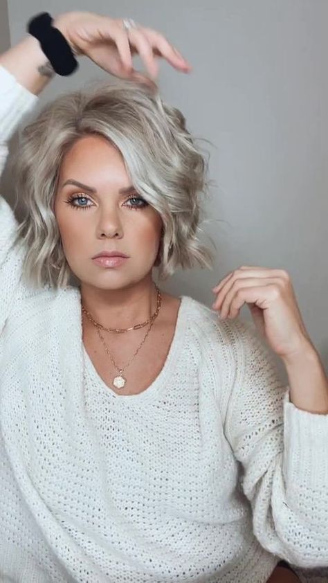 Hair Pulling, Haircut For Thick Hair, Haircuts For Fine Hair, Short Hair With Layers, Trendy Short Hair Styles, Long Curly Hair, Medium Length Hair Cuts, Grey Hair, Great Hair