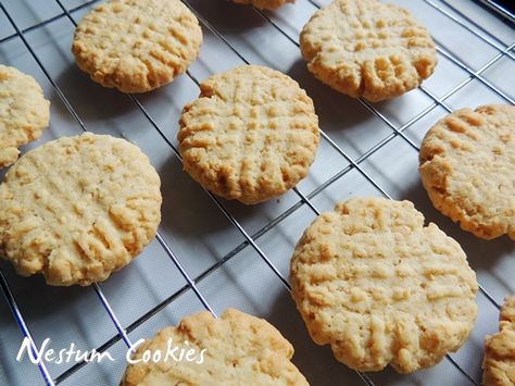 Nestum cookies are a very simple and easy to make cookies. With just the basic ingredients like butter, plain flour, corn flour, egg yolk, sugar, salt and of course the main ingredient Nestum you can make a very delicious cookies. Lewer Koekies Resep, Teething Cookies, Gemmer Koekies Resep, Khari-biscuits Recipe, Resepi Biskut Raya, Cereal Cookies, Easy To Make Cookies, Sweet Soup, Christmas Cookies Easy