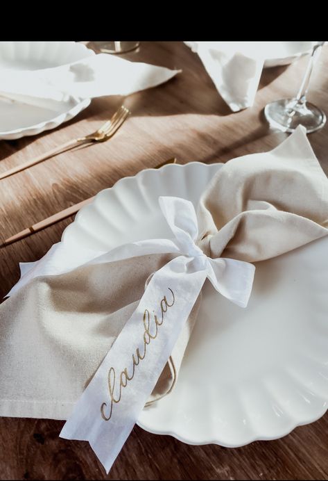 Ribbon Name Cards Wedding, Wedding Linen Napkins, Bow Name Place Cards, Napkins Tied With Ribbon, Ribbon Place Setting, Bow Place Setting, Bow Place Cards, Napkin Tied With Ribbon, Napkin With Ribbon