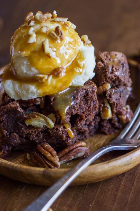 Copycat Zupas Rockslide Brownies - a fudgy brownie, topped with pecans & drizzled with caramel. #rockslidebrownies #zupascopycat #pecans #caramel #brownies #dessert Pecan Brownies Recipe, Sweet Bars, Pecan Brownies, Caramel Dessert, Brownie Sundae, Heart Chocolate, Fudgy Brownie, Brownie Toppings, Sweet Bar