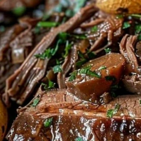 Succulent Stracotto: Italian Braised Beef Perfection – Food Blog Beef Brasato, Italian Braised Beef, Crab And Spinach Dip Recipe, Cashew Smoothie, Smoothie Flavors, Small Cabbage, Spinach Dip Recipe, Italian Beef, Beef Chuck Roast