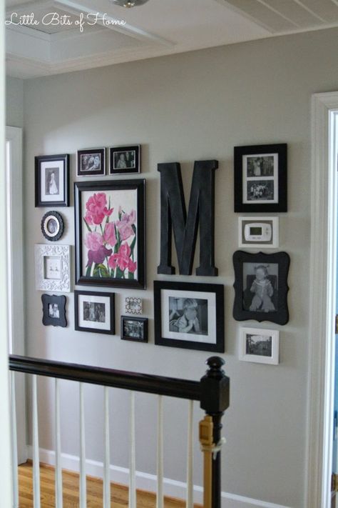 The BEST gallery wall ideas are just a click away! Gather tons of inspiration to help you plan a gallery wall in your own home: whether it’s behind a couch, on a staircase or around your tv, you’ll get some great ideas on how to decorate your living room walls! #gallerywall #walldecor #homedecor #decoratingideas Gallary Wall, Hallway Gallery Wall, Rum Inspo, Photo Walls, Hal Decor, Diy Wand, Family Wall Decor, Hanging Ideas, Gallery Wall Living Room