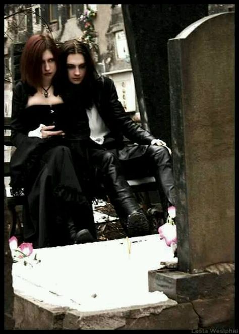 Goth couple Cultura Punk, Emo Couples, Estilo Punk Rock, Emo Love, 90s Goth, Vampire Goth, Estilo Grunge, Dark Love, Romantic Goth