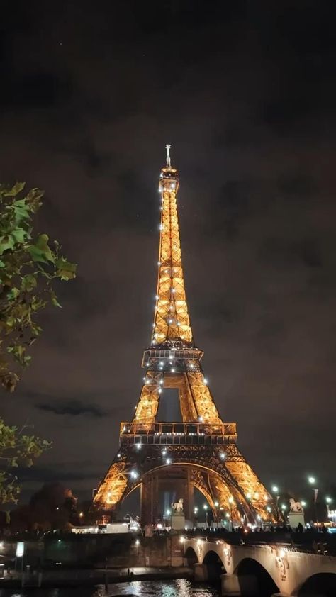 Summer In Paris Aesthetic, Efile Tower, Tower Eiffel, Torre Eiffel Paris, Tour Eiffel Paris, Dibujos Toy Story, Eiffel Tower At Night, Paris Tour, Paris Tour Eiffel