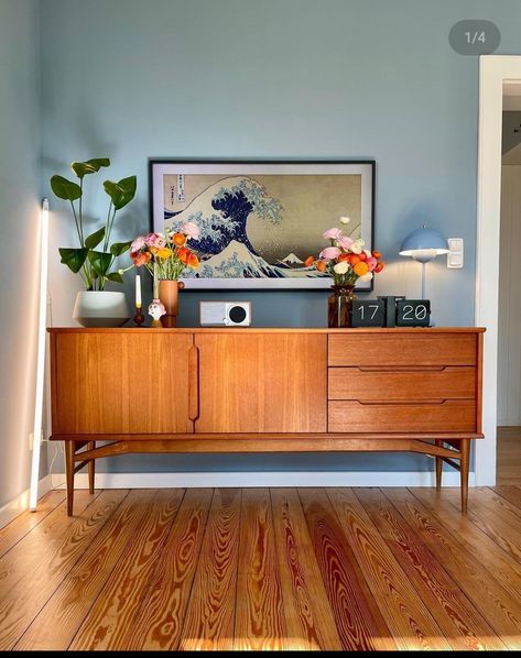 Mid Century Modern Dining Room, Sideboard Decor, Sideboards Living Room, Office Room Decor, Home Design Living Room, Living Room Leather, Apartment Inspiration, House Interior Decor, Living Room Inspo