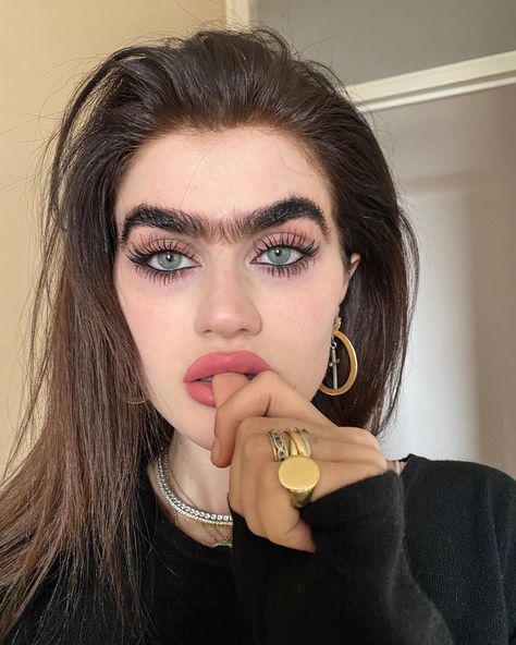 Unibrow Aesthetic, Sophia Hadjipanteli, Female Facial Hair, Big Eyebrows, Bushy Eyebrows, Eyebrow Styles, Bone Structure, Thick Brows, Eyebrows On Fleek