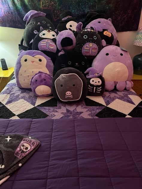 Plush Bedroom Ideas, Stuffed Animal Bedroom, Bedroom Ideas Kawaii, Bedroom Kawaii, Plush Bedroom, Creepy Stuffed Animals, Cute Bedroom, Cute Squishies, Makeover Bedroom