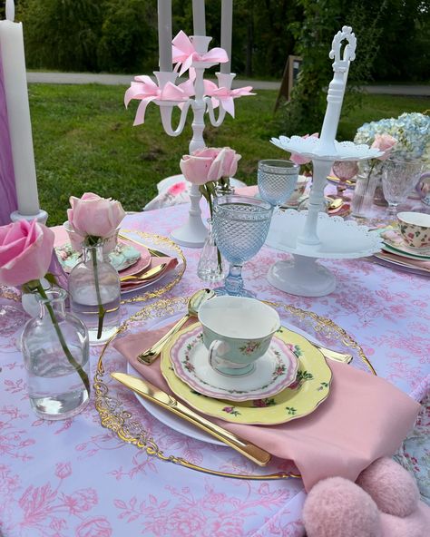 🎀Love Shack Fancy🎀 inspired picnic by @the.boho.barn intimate gatherings and luxury picnics! Decor & design: @the.boho.barn Cake & cupcakes: @angiecakes_alfonsos #statenislandluxepicnics #nycluxepicnics #statenislandpartyrentals #statenislandeventplanner #statenislandpicnics #loveshackfancy #batmitzvah #statenislandbirthdayparty Love Shack Fancy Birthday Party, Love Shack Fancy Party, Shabby Chic Picnic, Girly Picnic, Fancy Birthday Party, Pink Princess Birthday, Barn Cake, Pink Decorations, Luxury Picnics