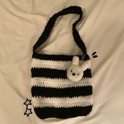 Crochet Black And White, Striped Bag, Bags Pattern, Crochet Black, Crochet Fairy, Beginner Crochet Tutorial, Crochet Clothing And Accessories, Kawaii Crochet, Beginner Crochet Projects